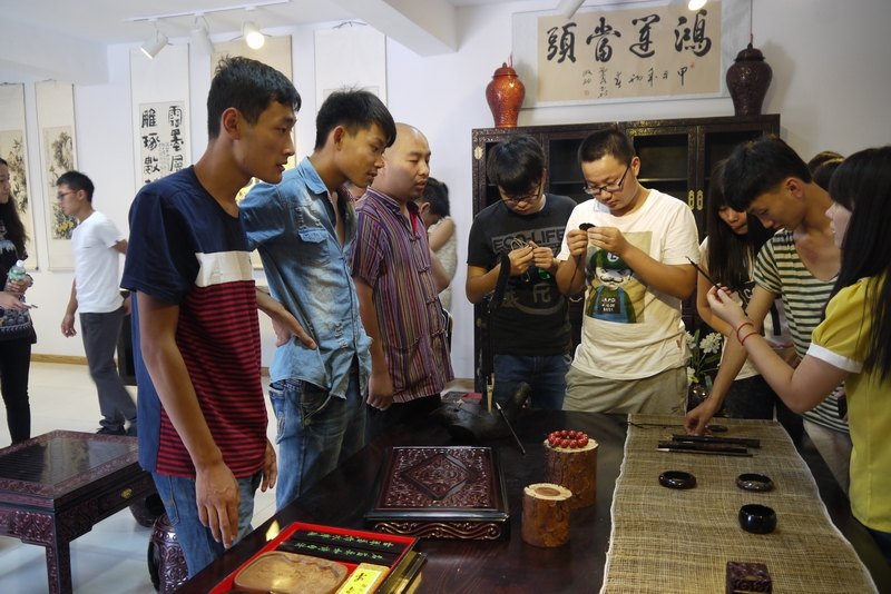 参观云雕漆器